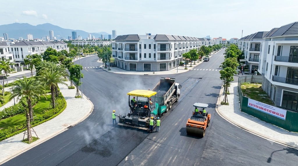 Thi công thảm nhựa nóng đường nội bộ KĐT Nam Hòa Xuân