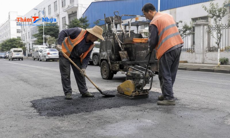 Vá ổ gà đường nhựa